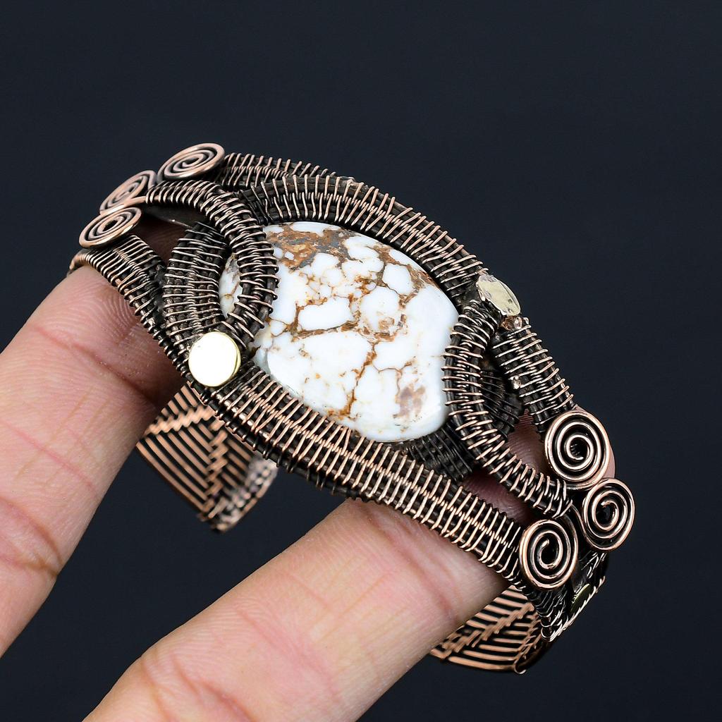 Ädelsten av turkos från vild häst, handgjort armband/armring i ren koppartrådsvirad design