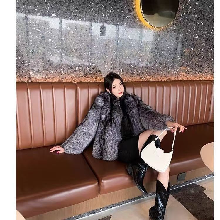 Nový podzimní a zimní dámský temperamentní kožich Módní a ležérní krátký styl z liščí kožešiny Teplý lehký luxusní bavlněný kabát