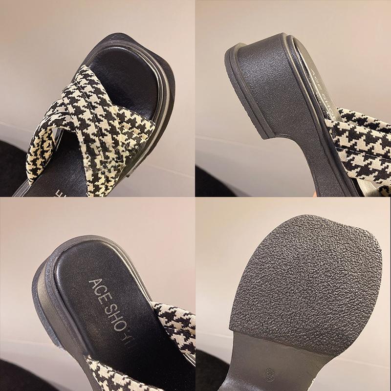 New Thick Soled Flip-flops for Women Retro Square Head Fashion Women Wearing Beach Shoes