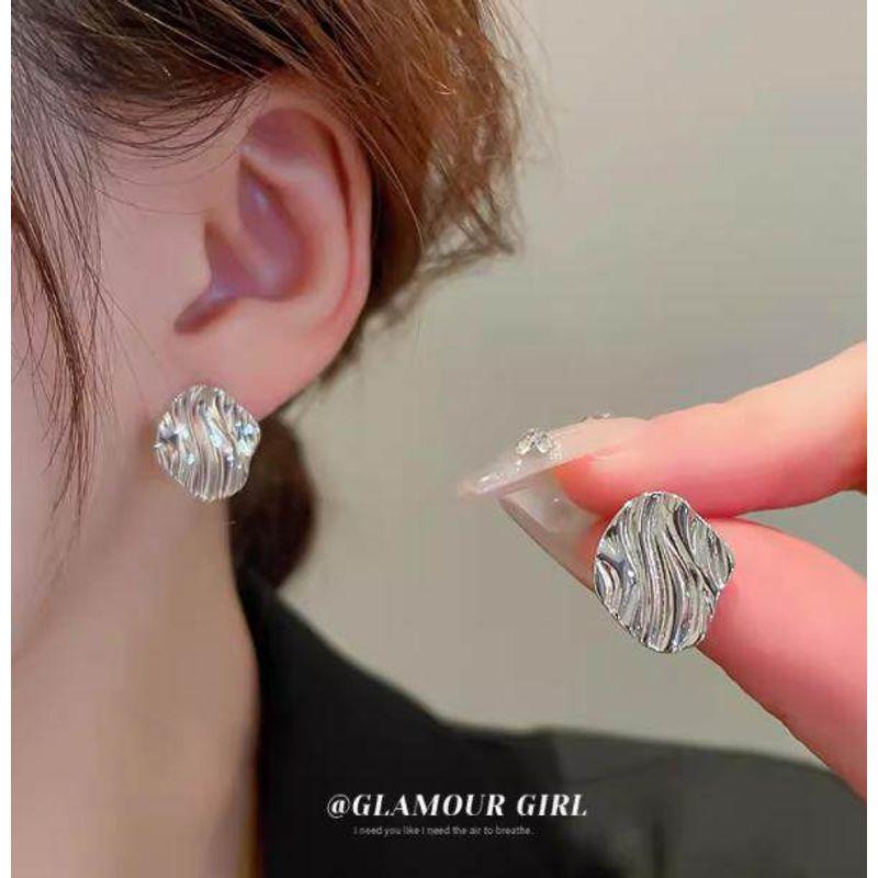 

Silver Needle Fashion Metallic Cut Out round Ring Earrings Stylish Exaggerated Stud Earrings Heavy Industry Craft Earrings for Women Silver Needle-Silver He16980