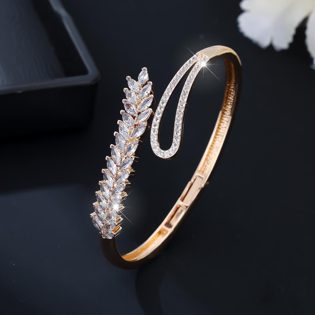 Korean Version of the New Fashionable and Exquisite Zircon-set Women's Simple Light Luxury Leaf Bracelet