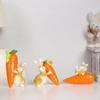 Handgefertigte Harz-Hasenstatue Bunter Hase mit Karotte Skulptur Osterparty