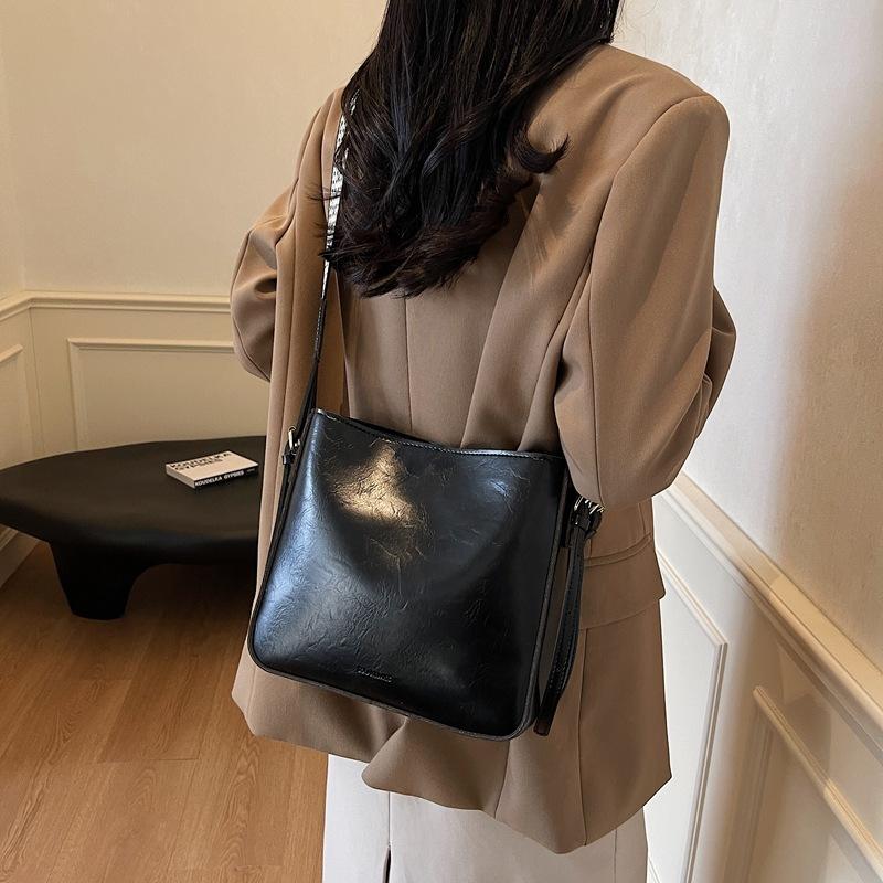 New PU soft leather bag women's French light luxury fashion high sense commuter shoulder messenger tote bag