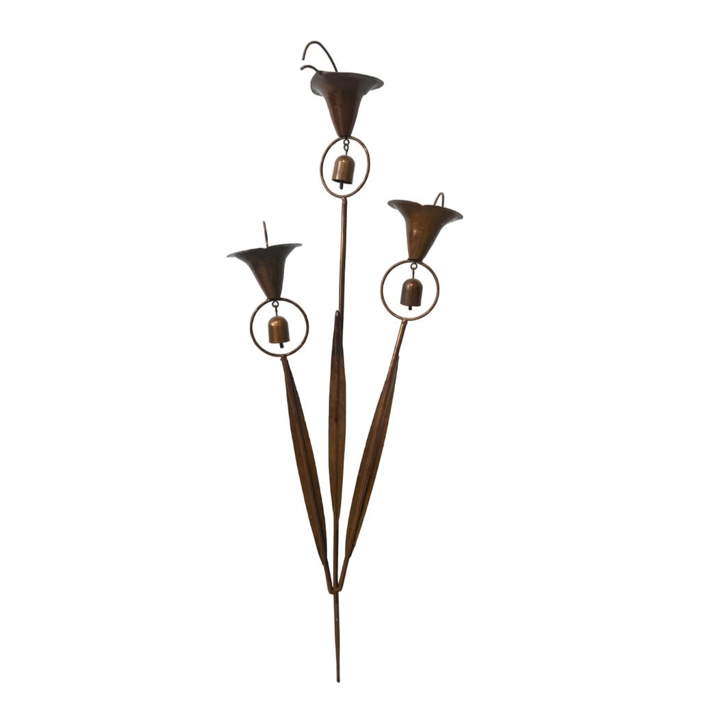 Metall-Gartenstecker mit drei Calla-Lilienblüten und hängenden Glöckchen Outdoor-Hofdekoration Rostbeständig Langlebiges Design