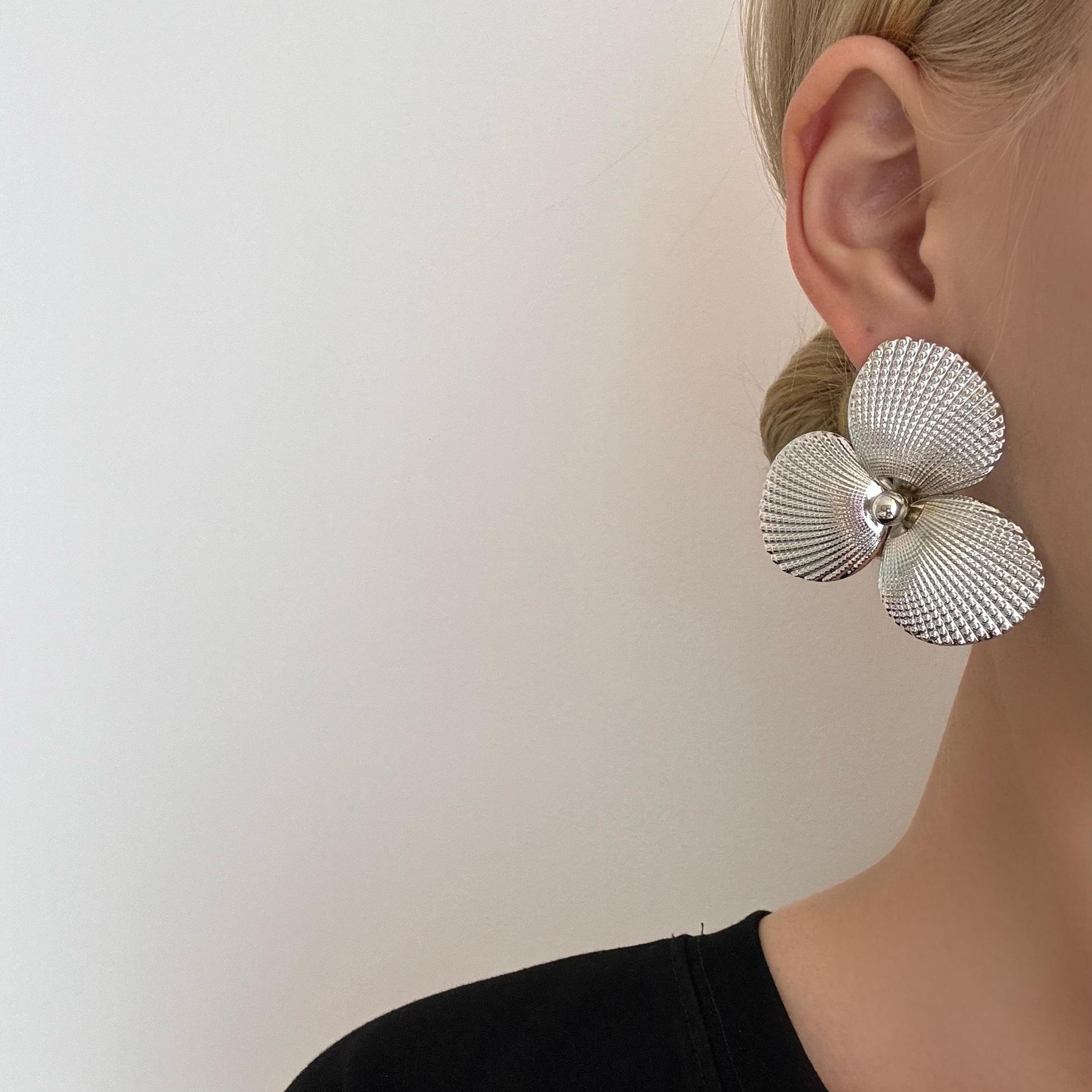 

European & American Sunflower Ear Studs: Exaggerated Punk Fan-shaped Earrings, INS Blogger Ear Cuffs