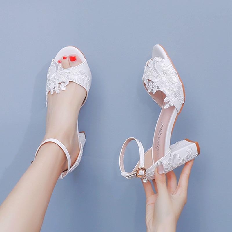 2026 Neue 7,5 cm Damen Braut Sandalen Einfarbige Blume Klobiger Hoher Absatz Knöchelriemen Pumps Elegante Weiße Spitze Damen Hochzeits Tanzschuhe