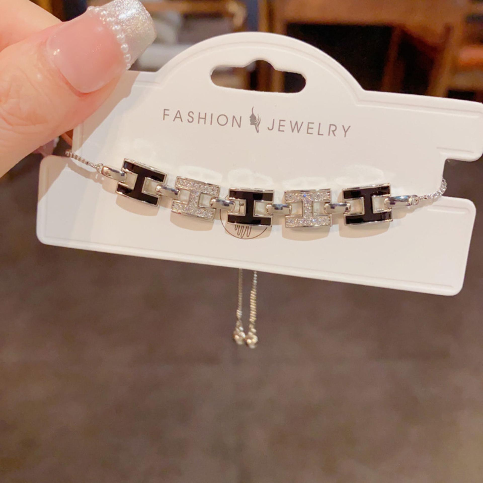 

Браслет-підвіска з літерою H із цирконію, регульований: Легкий Розкішний Вишуканий Браслет для Крутого, Модного Стилю.