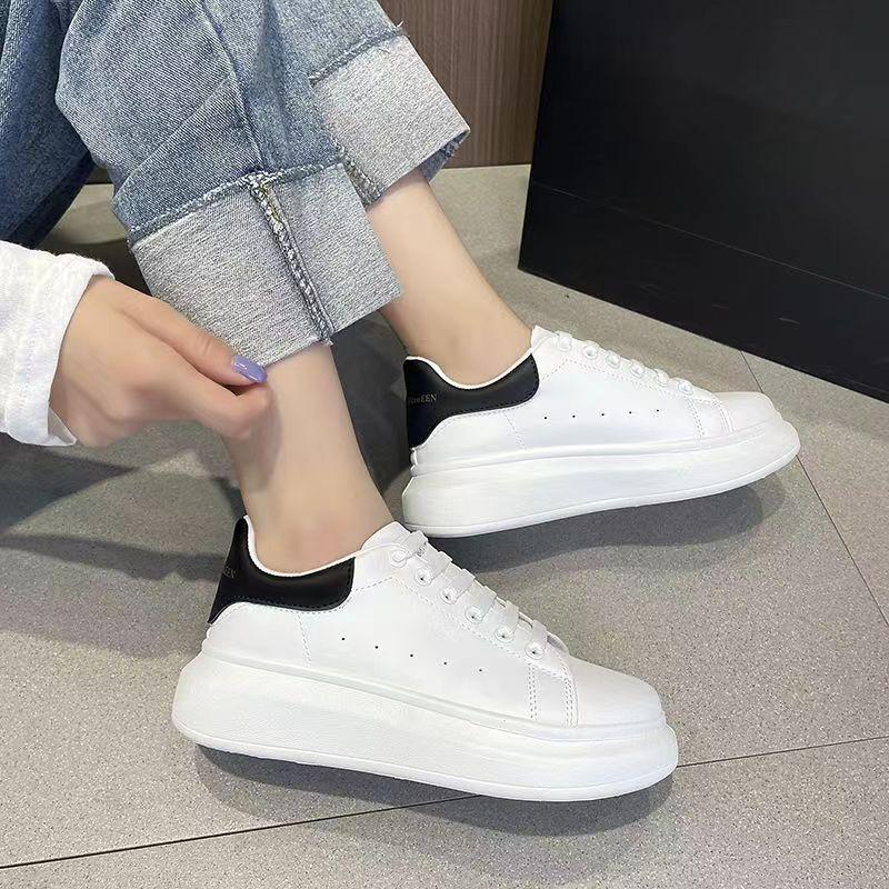 

Супер-пожарные маленькие белые туфли на толстой подошве для женщин 2024 года, новые популярные туфли для увеличения роста, универсальные с юбками, спортивная и повседневная обувь, белые туфли для доски 40 чёрный