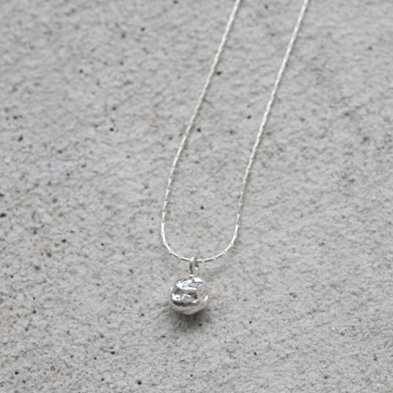 

touched PEBBLE NECKLACE 01 SILVER