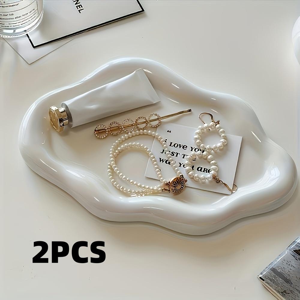 

Набор из 2 белых декоративных подносов для хранения украшений с гладкими краями для домашнего декора. Подходит для мужчин и женщин. Для демонстрации украшений.