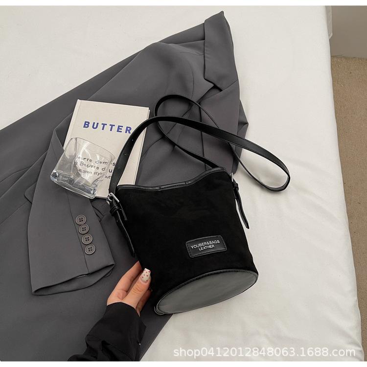 Simple Texture Handbag Women's 2025 New Fashion Retro Foreign Style Shoulder Underarm Bag Messenger Bag Bucket Bag