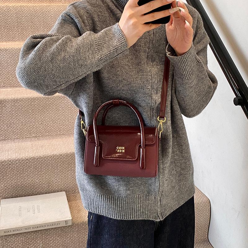 Niche design versatile small square bag women's 2025 new retro high-grade texture shoulder messenger commuter bag