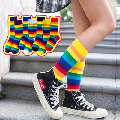 1 Paar Neuankömmling Baumwolle Elastizität Schweiß Damen Lange Socke Bonbonfarben Regenbogen gestreift Sportlich Meias Retro Harajuku Lässige Socken
