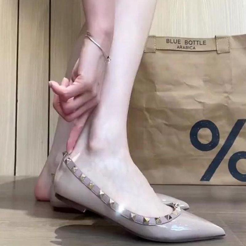 

Оранжевые женские балетки с заклепками на остром носке — мода 2024 года, мягкая подошва, неглубокое горлышко, стиль с небольшим ароматом. 37