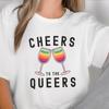 Prost auf die Queers Grafik-T-Shirt, Regenbogen, LGBTQ+, Gay Pride Monats Parade, Gay Kreuzfahrt, Lustiges Sommerhemd, Wein, Pride Party Mitbringsel Geschenk