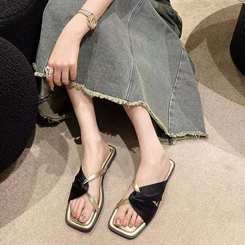 

One-word slippers women s summer wear 2025 comfortable new niche high-end French style with skirt sandals small fragrant style 35
