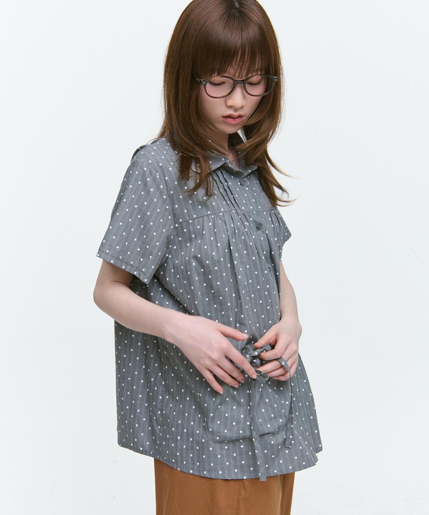 SOME PLACE Dot Layered Shirred Pocket Ribbon Strap Round Collar Short Sleeve Blouse Shirt [Charcoal]