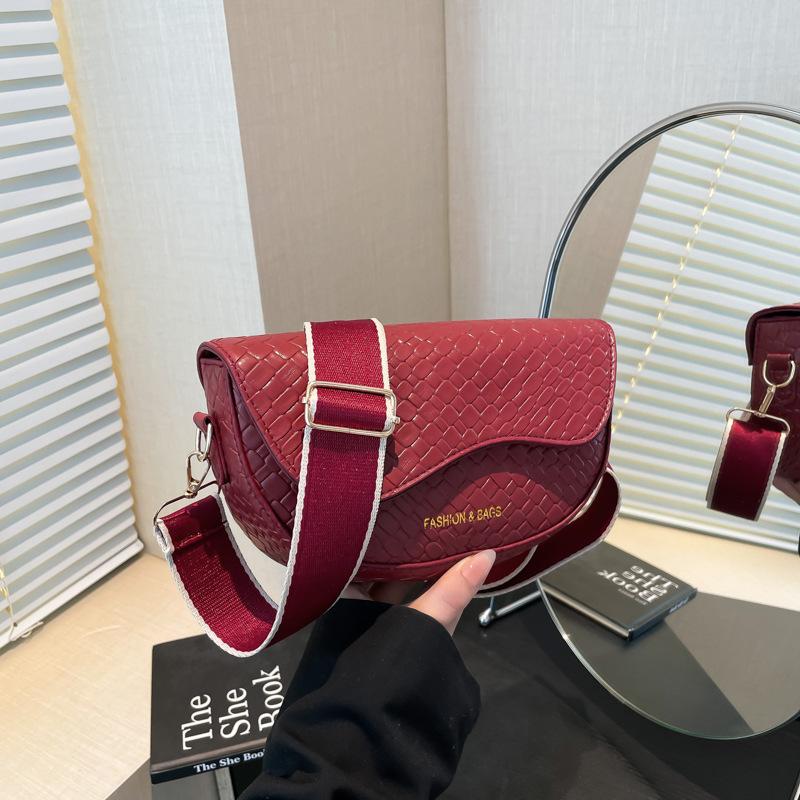 Fashion Single Shoulder Underarm Crossbody Saddle Bag Female Texture 2025 New Popular Retro Personalized Woven Pattern Large Capacity