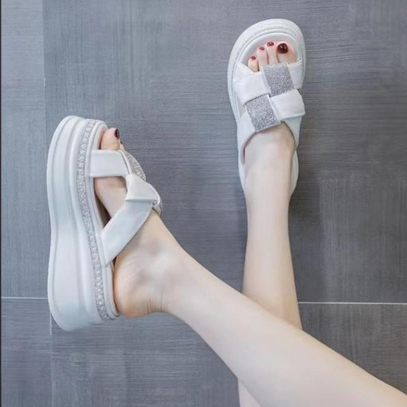 Pantoufles à talons inclinés pour femmes 2024 Nouveaux vêtements d'été à la mode Pantoufles à talons hauts à semelle épaisse polyvalentes et à strass rehaussés