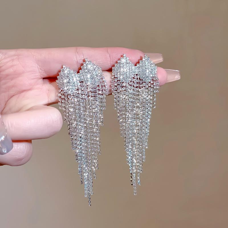 Brincos da Moda Exquisitos com Borla Longa: Elegante, Brilhante e Versátil para Mulheres