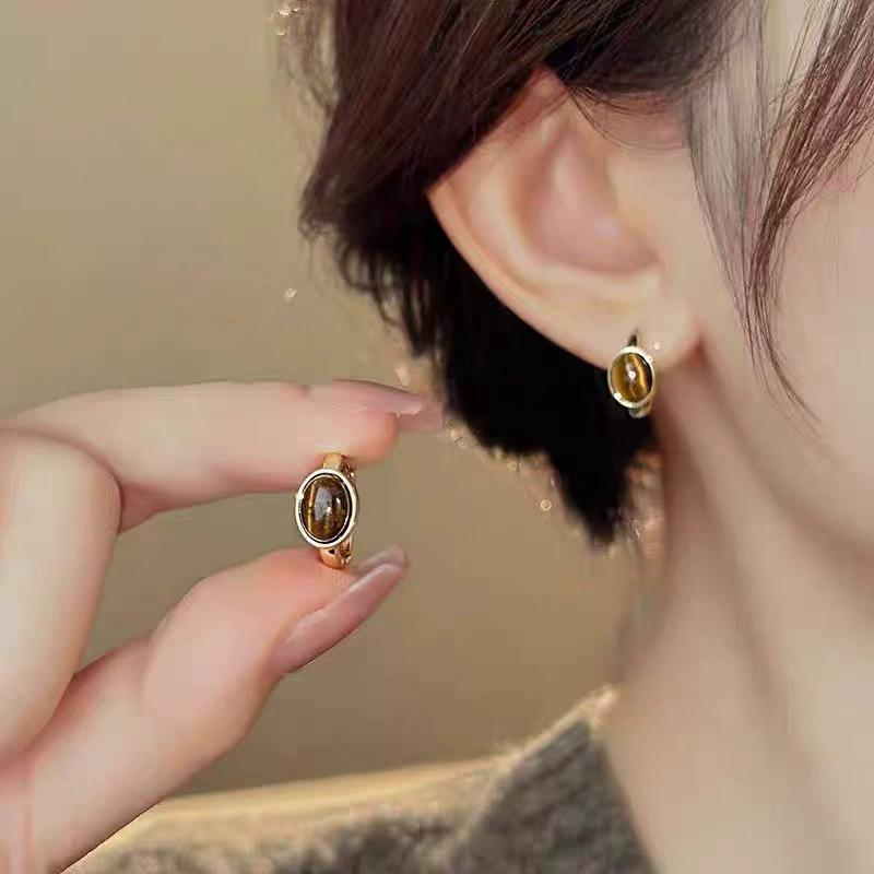 

Maillard geometric tiger s eye stone ear buckle women s retro niche design earrings, small and exquisite earrings.