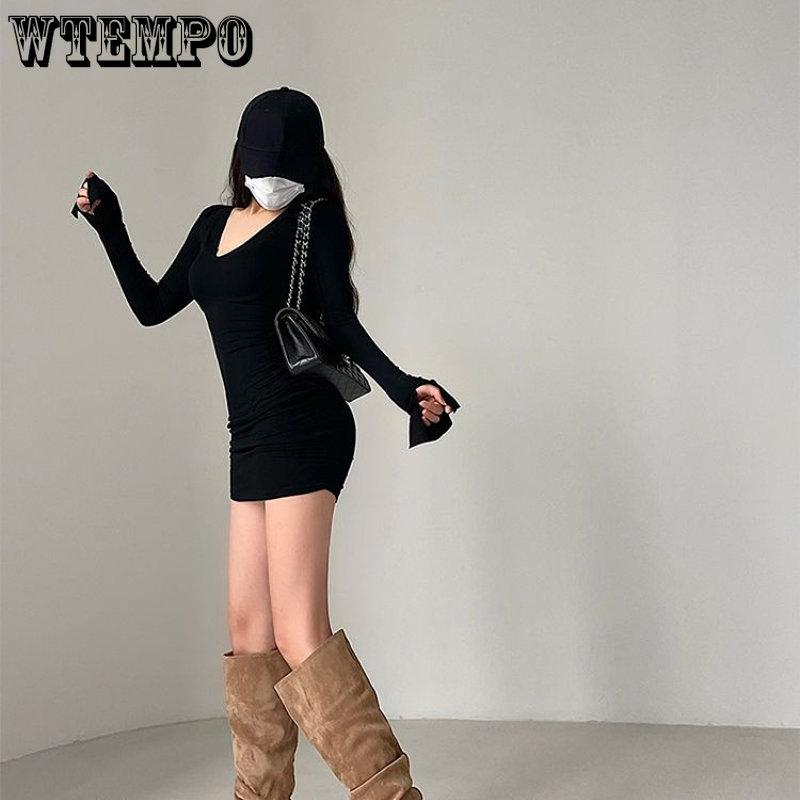 Přiléhavé skládané šaty s dlouhým rukávem a výstřihem do V s jarními a podzimními dámskými šaty na hýždě