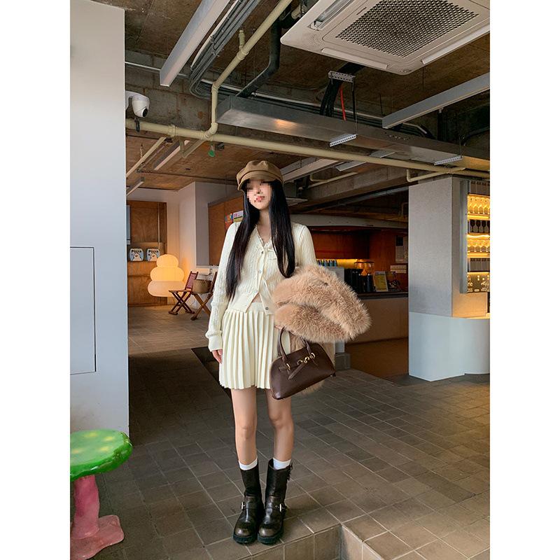 Красный павильон человека Корейский стиль Женский модный наряд: Модный антивозрастной вязаный костюм-двойка 2025 (ООТД) Large