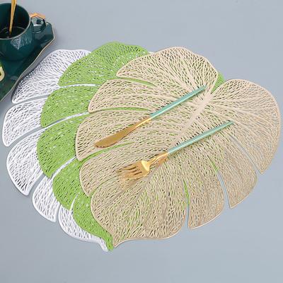 Monstera-Blatt-Platzset, Einzigartig geformte dekorative Matte mit Goldprägung und Nicht-Westliches-Platzset für den Heimgebrauch.