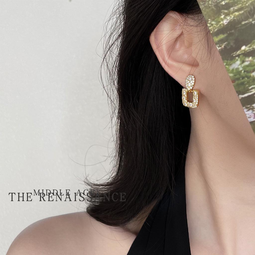 

Full diamond zircon earclips, no earrings, geometric hollow mosquito coil disc earrings.