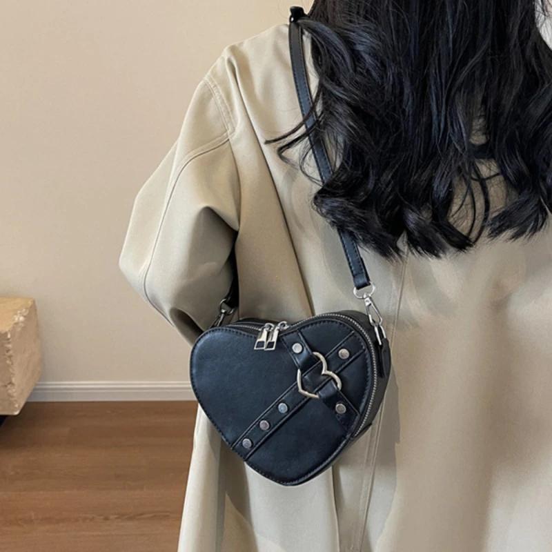 Vintage Y2K Kleine Kette Nieten Schultertasche Herzförmige Handtasche Rote PU Leder Gothic Tragetasche Mode Damen Umhängetasche