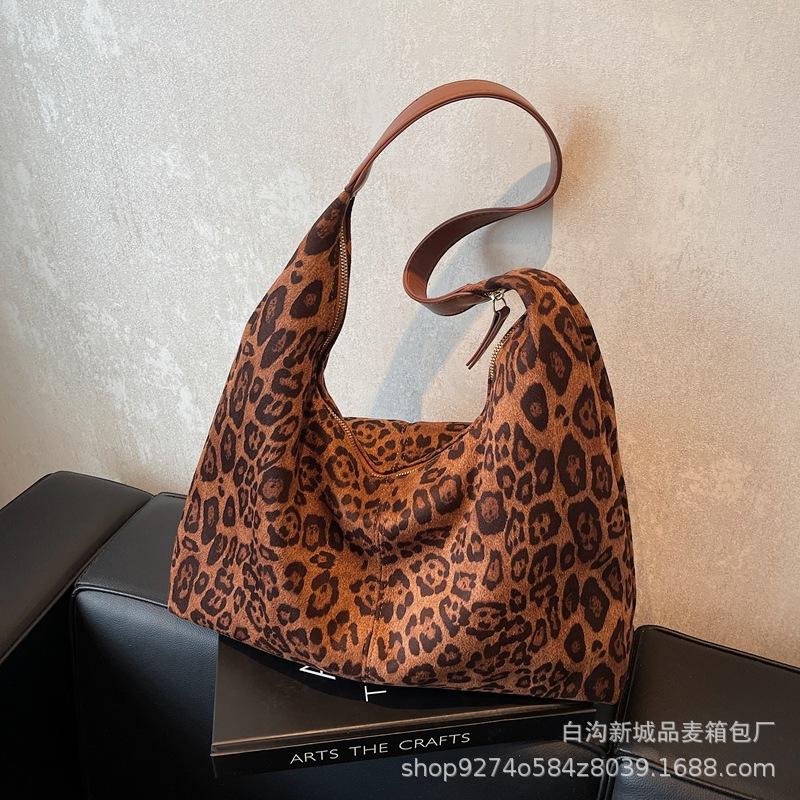 

Retro fashion leopard print tote bag Korean version trendy casual large capacity shoulder messenger bag 2025 autumn new women s bag коричневый