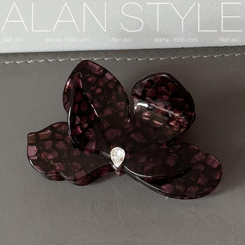 

Shark Clip Light Luxury Star Style Triangle Plum Three Dimensional Grip Clip Fashion Exquisite with Temperament Hair Clip Female темно-красного