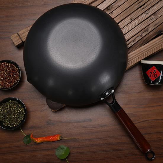 Forged Iron Wok Pan Non-Stick Fish Scale Skillet Pot Even Heating Ergonomic Handle Cooking Pot for Frying Stewing Steaming