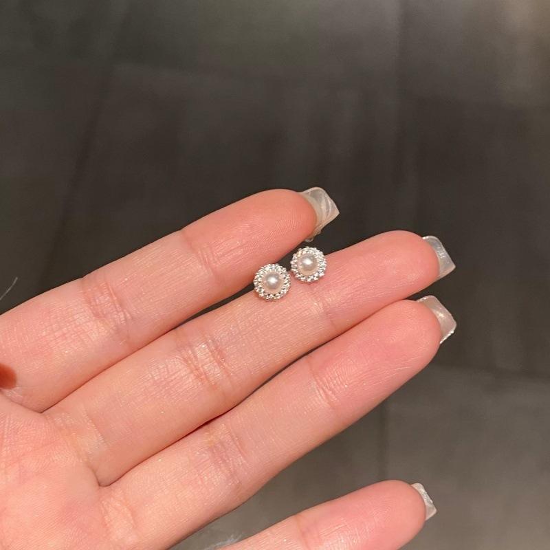 

Exquisite pearl light luxury small stud earrings, no need to pick new high-end simple earrings and ear jewelry for women when sleeping срібний