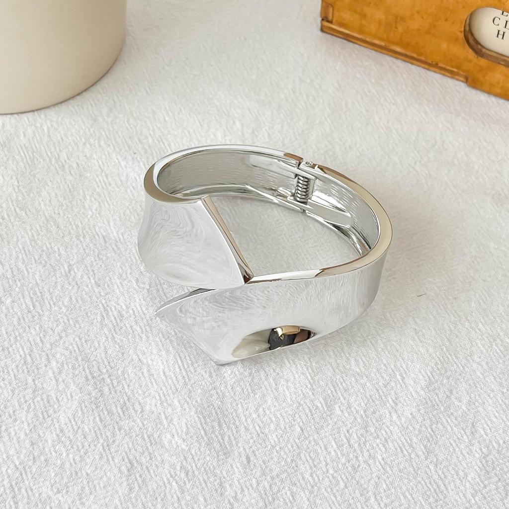 Interlocking Ring Open Bangle - European & American Light Luxury Design for Women