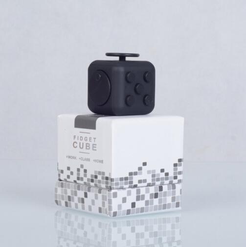 Fidget Cube Stress Angst Druckentlastendes Spielzeug Ideal für Erwachsene und Kinder [Geschenkidee] [Entspannendes Spielzeug] [Stressabbau] [Weiches Material]