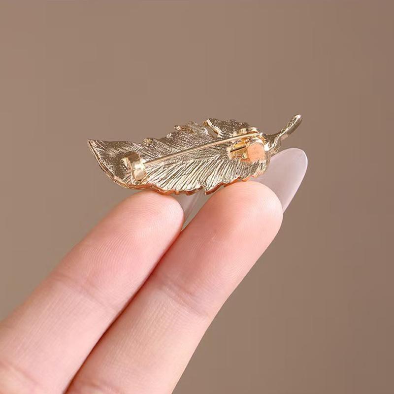 Light Luxury Style Full Diamond Feather Brooch Illuminates Elegant Luxury Dressing Small Details And Exquisite Accessories