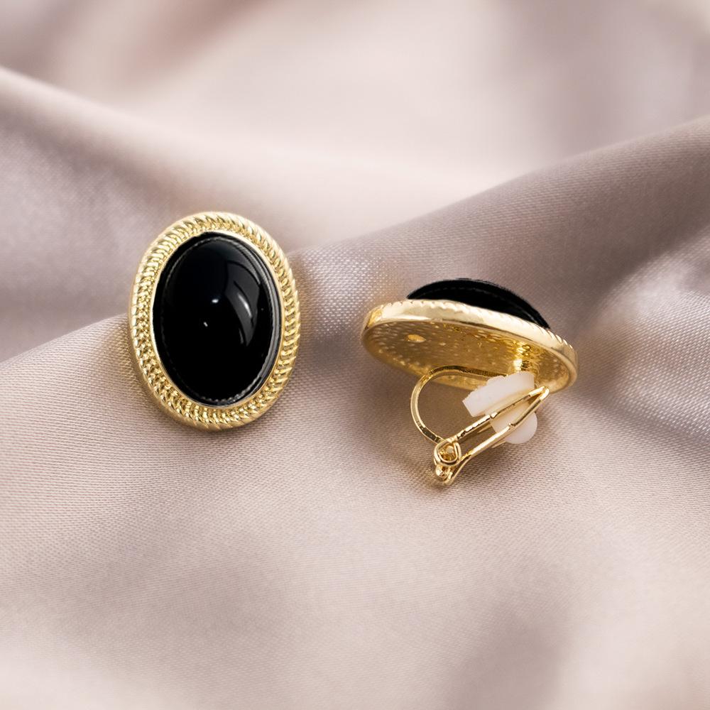 Brincos de pressão triangulares elegantes para orelhas não furadas - Versáteis e com um toque de luxo leve para o uso diário.