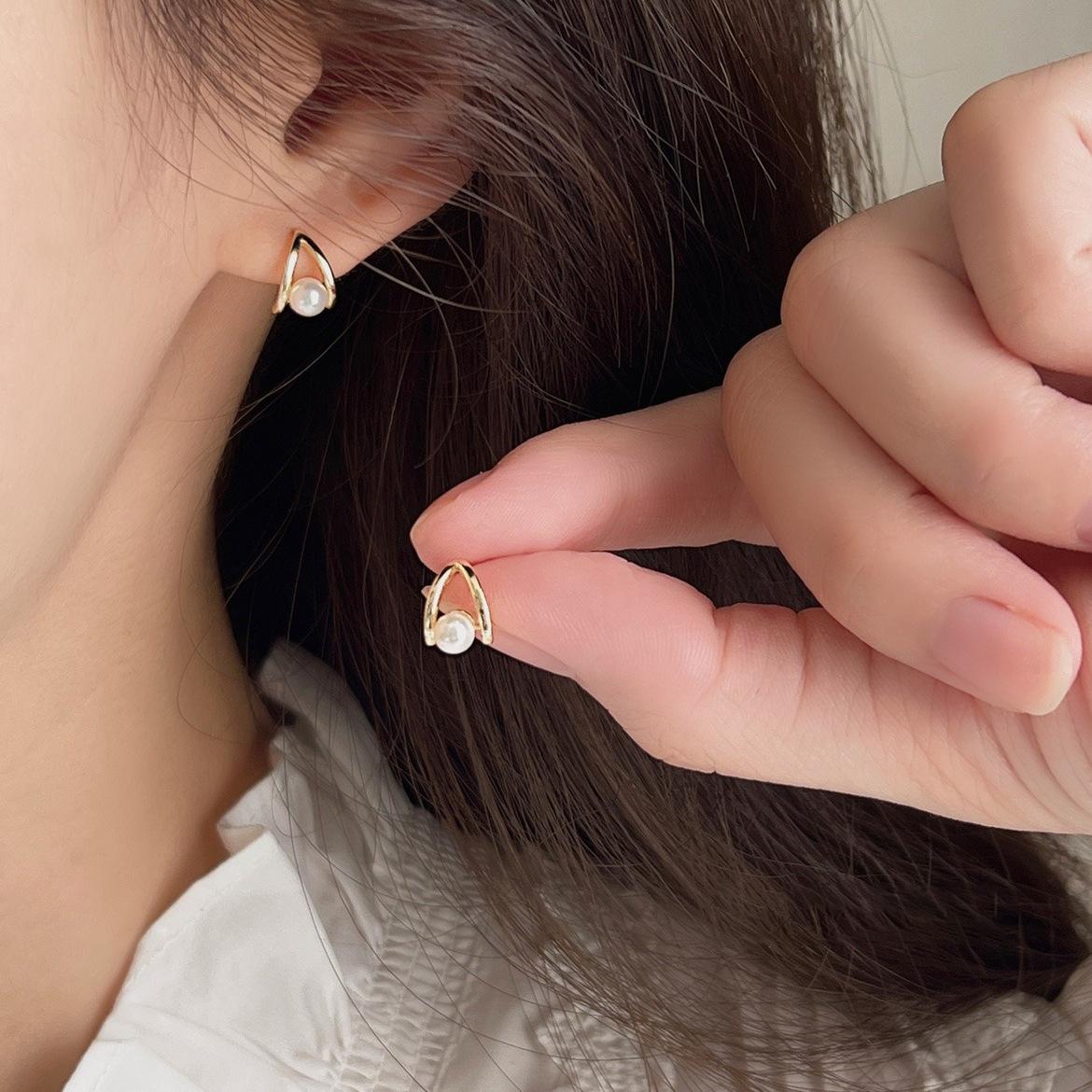 

Japan and South Korea simple pearl stud earrings, small earrings, niche sleeping free earrings, new models