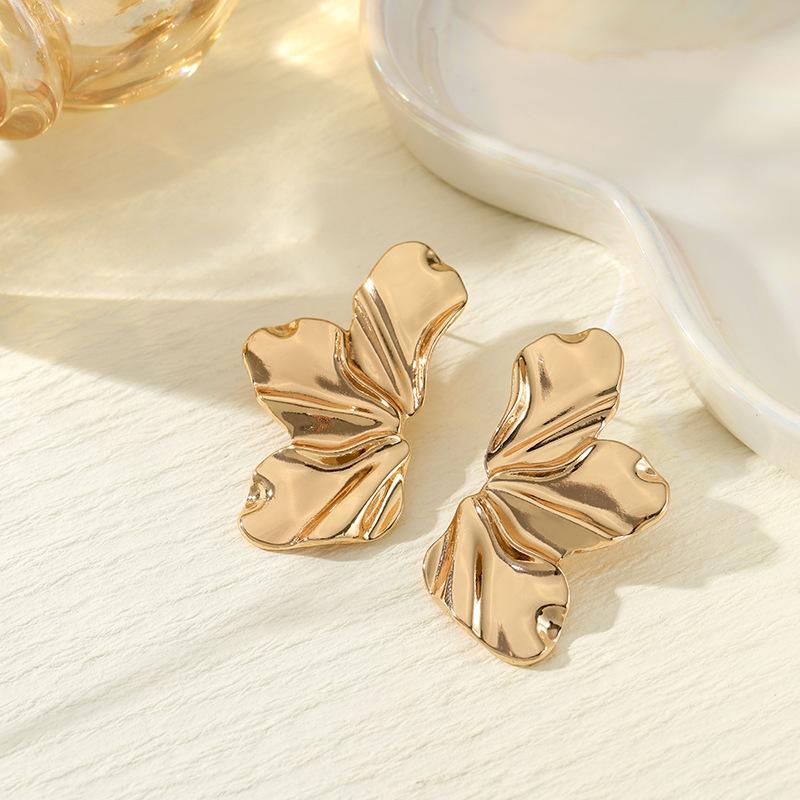 Yunjin stud earrings, high-end earrings, fashionable atmosphere, exaggerated vacation style earrings, fish tail shell earrings.