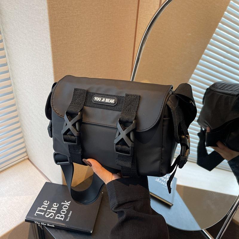 

Casual large-capacity tooling wind messenger bag, new fashionable versatile small bag, wide shoulder strap shoulder bag.