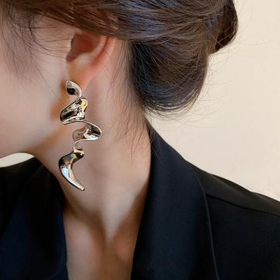 Exaggerated And Twisted Long Earrings, Fashionable And Versatile, Niche Design With Irregular Earrings