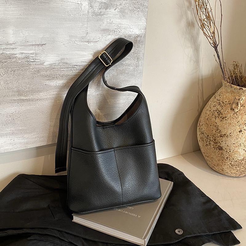 2025 Women s Retro Large-Capacity Soft-Sided Crossbody Bucket Bag