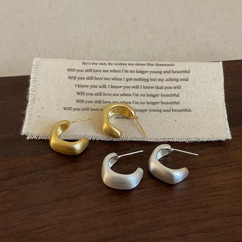 Minimalistische Geometrische Gebürstete C-förmige Metallstecker Ohrringe Damen Kalter Wind Nische Hoher Sinn für Mode Vielseitige Ohrringe