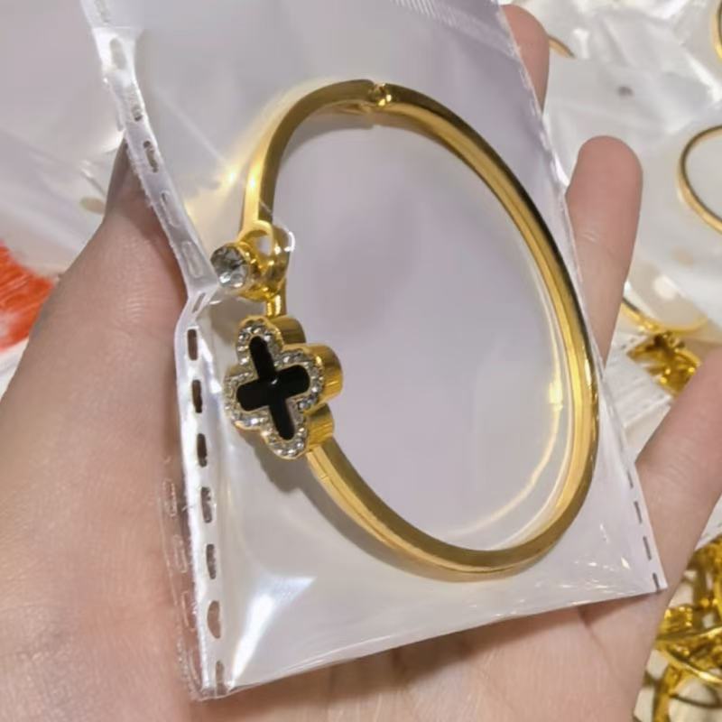 

Модный браслет с четырьмя листами клевера Ins Нежный браслет высокого класса с ощущением циркония Открытый браслет для ювелирных изделий