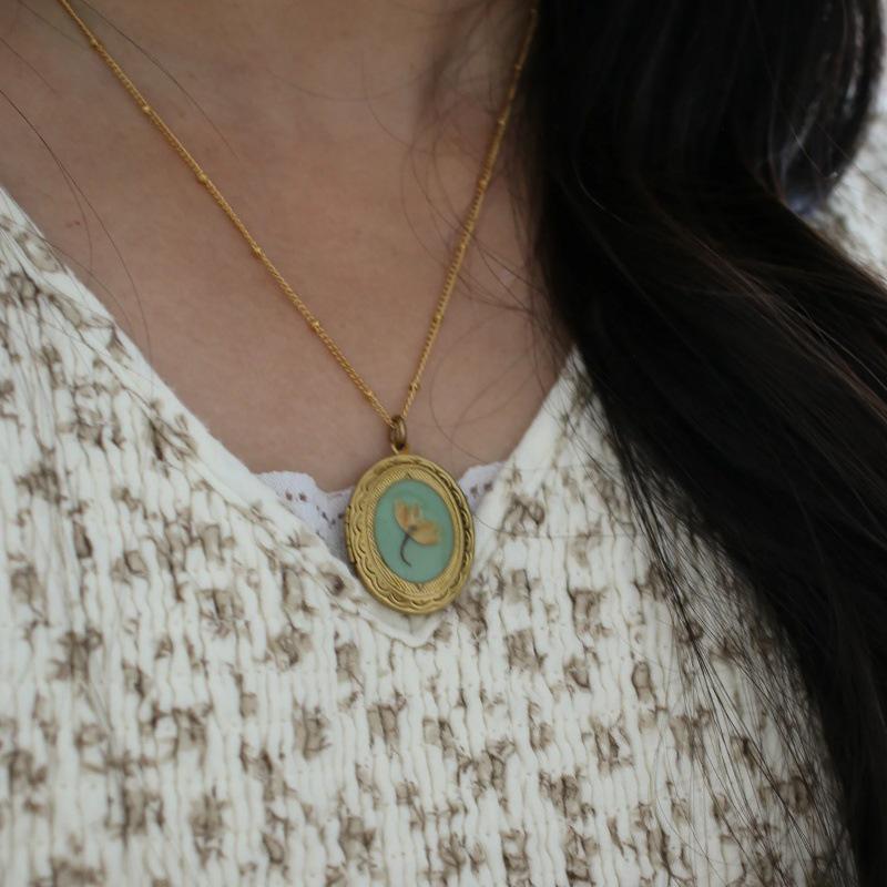 14K Gold Niche Vintage Necklace with White Dried Flower Photo Frame