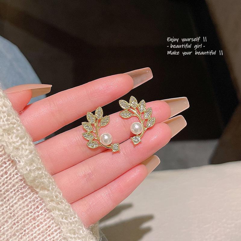 Stříbrné náušnice S925 s peřím a perlami: Luxusní, Všestranný Design se Zirkony pro Ženy