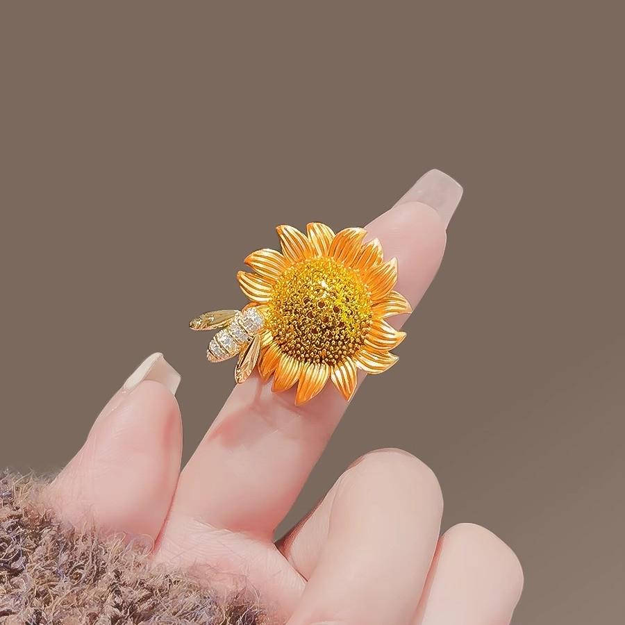 Japanese Lively Bee Sunflower Brooch: Trendy Women's Metal Corsage Pin