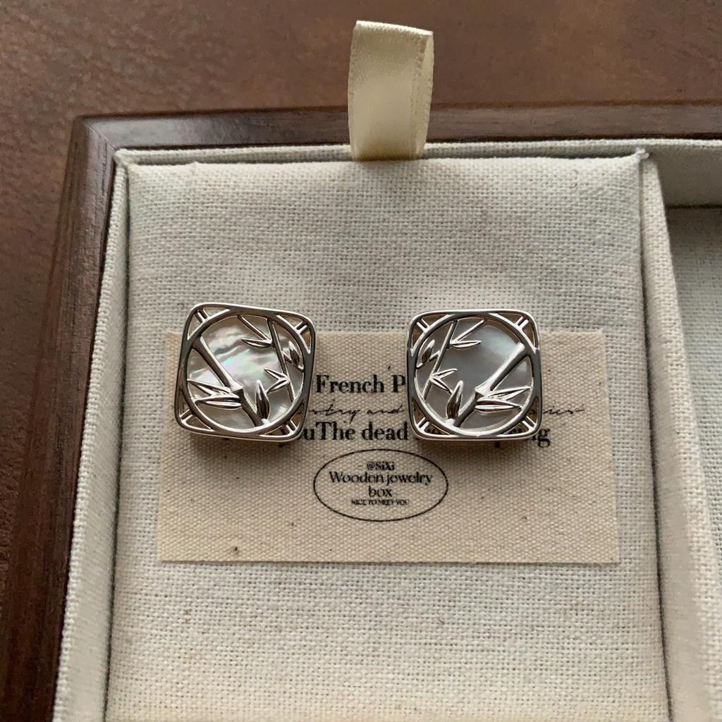 Classic Shell Geometric Stud Earrings Retro Elegance Light Luxury Temperament Versatile Niche Simple Daily Earrings