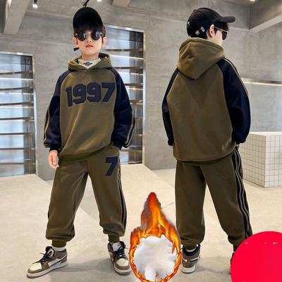 Herbst- und Winter Kinder Plüsch- und verdickte Sportanzüge Modische Kapuzen-Sweatshirts und Sweatpants Lässige zweiteilige Anzüge